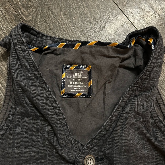 Adorable vest from H&M L.O.G.G. Label of traded goods. Great quality 3-4 years - Picture 2 of 3